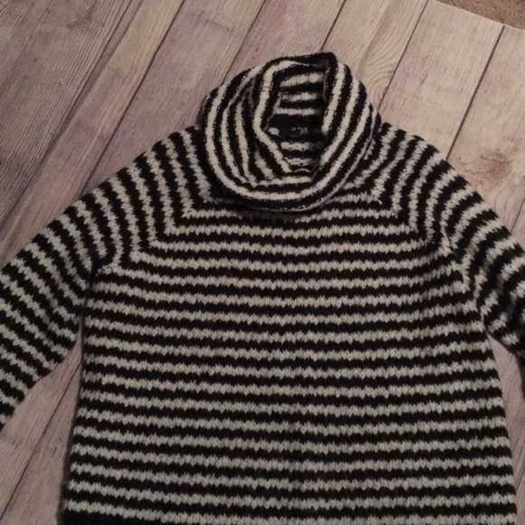 ❄️Oversized Striped cowl neck sweater cheap!!❄️ - Picture 4 of 4